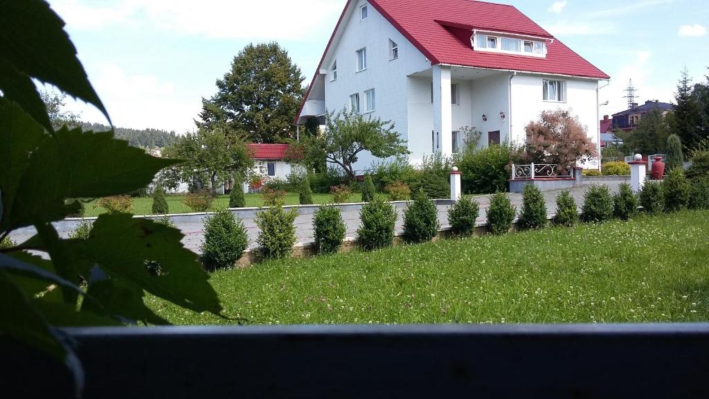 uma casa com um quintal de árvores de Natal em Mini Hotel Furmi em Skhidnitsa