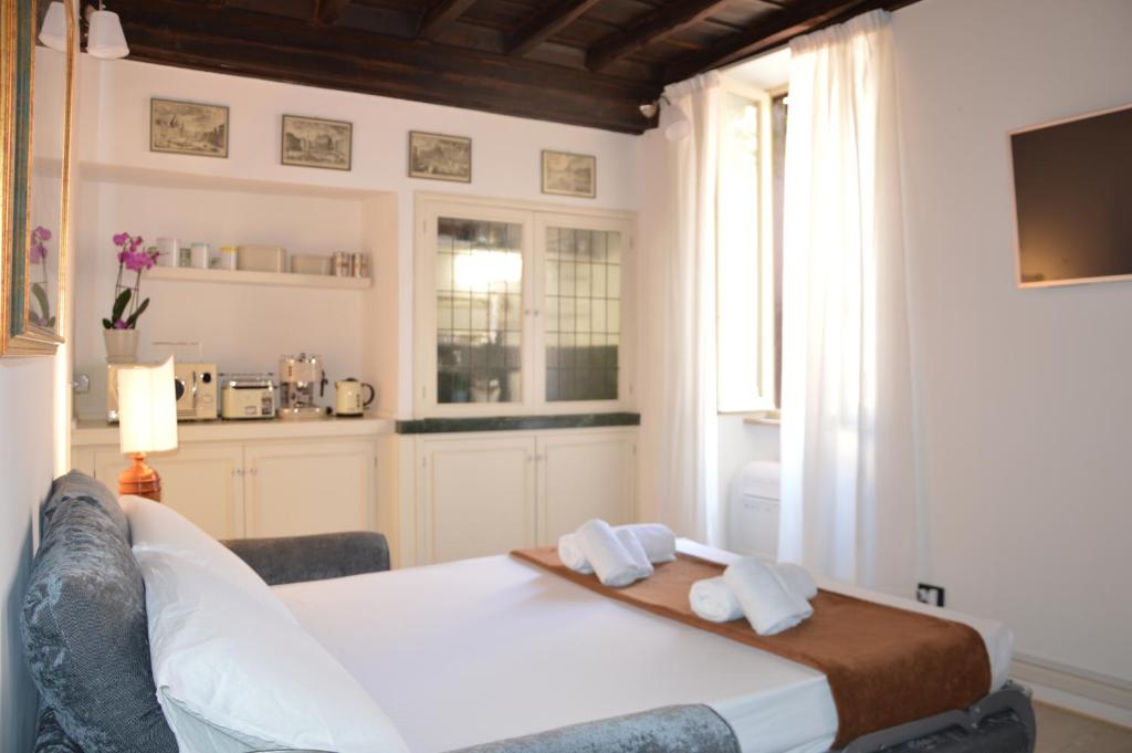 Zdjęcie z galerii obiektu Historic Center - Elegant Apartment with Charming Antiques - Raffaello Inn w Rzymie