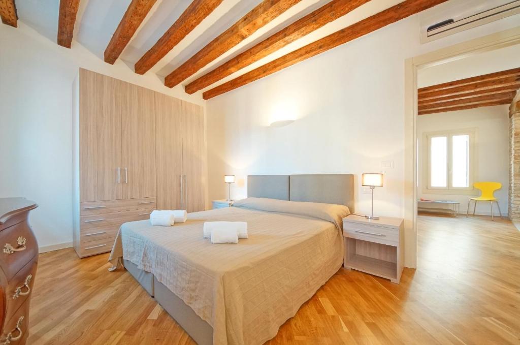 En eller flere senge i et værelse på DolceVita Apartments N 393