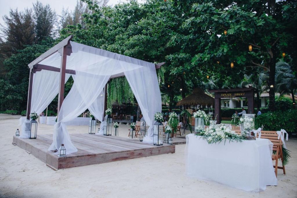 Сад в Tup Kaek Sunset Beach Resort-SHA Plus