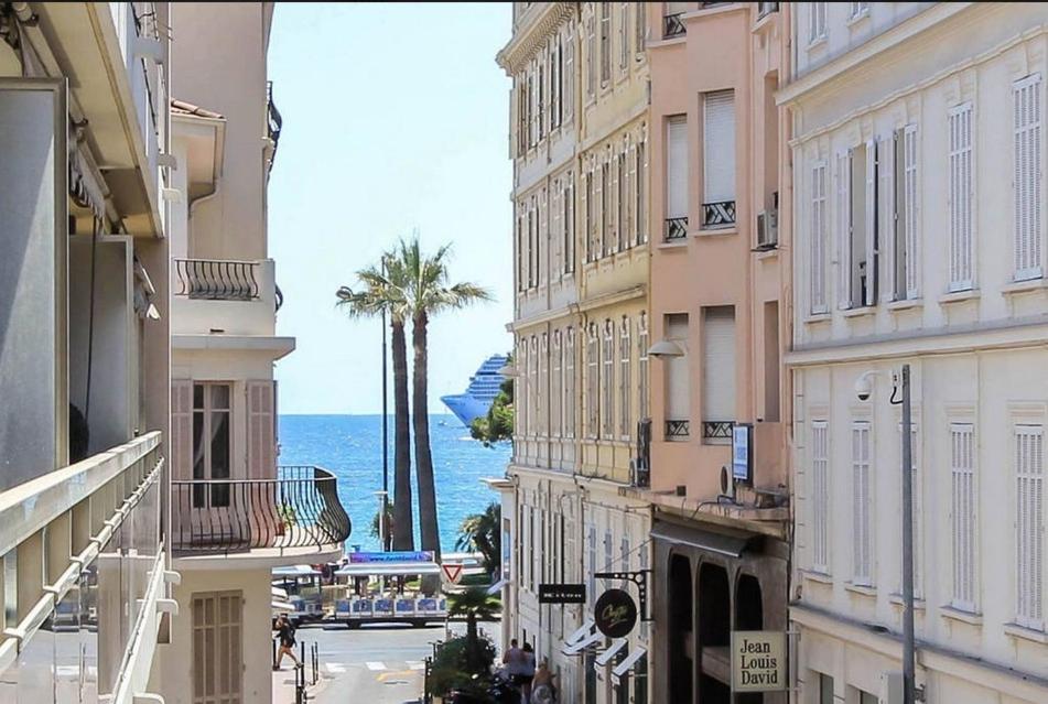 vistas a una calle con edificios y al océano en Le Minerve, en Cannes
