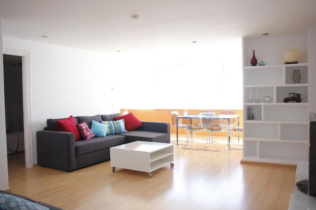 sala de estar con sofá y mesa en Apartamento Playamar 16, en Torremolinos