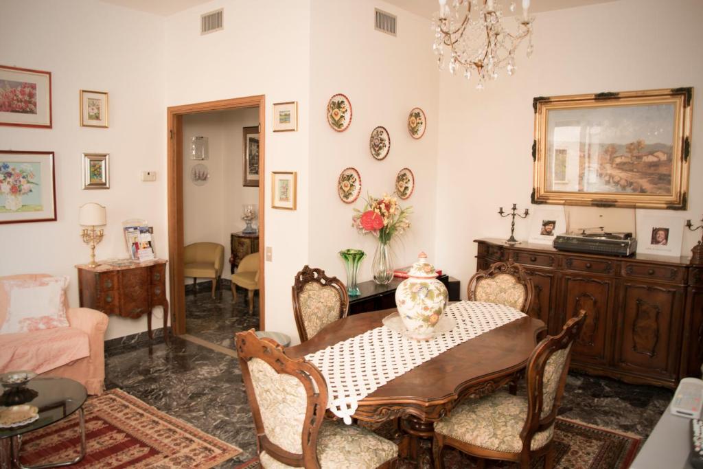 een woonkamer met een tafel en stoelen bij Casa di Gina in Verona