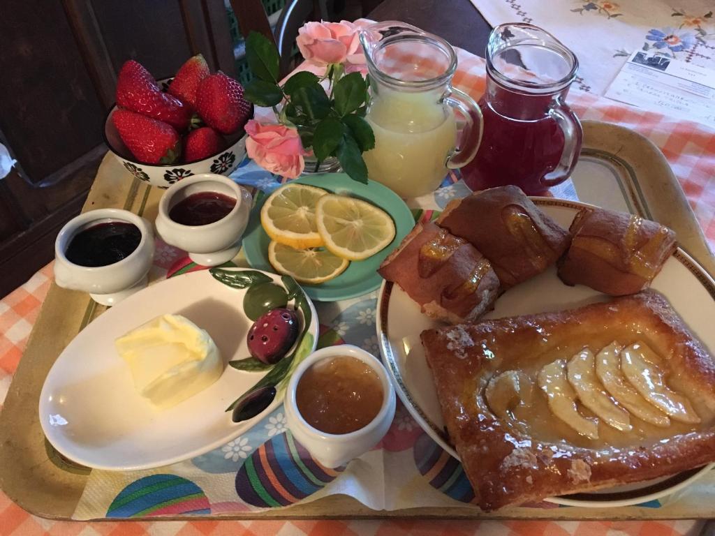 a breakfast tray with french toast and pastries and fruit at B&B La Rampichina in Borgofranco dʼIvrea
