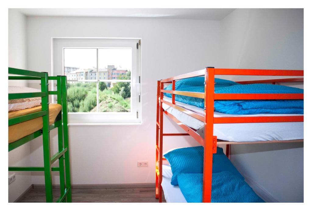 Ce dortoir comprend 2 lits superposés et une fenêtre. dans l'établissement CALIFORNIA Flat - EP Ticket Garantie, à Rust