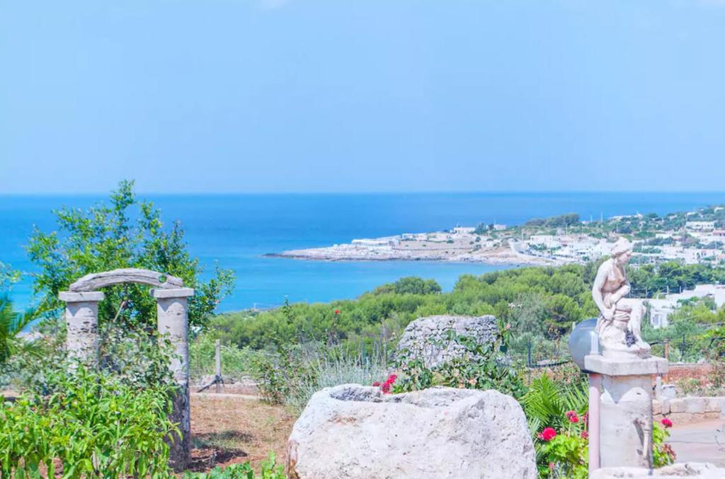 レウカにあるAppart 300 metri dal mare con Vista panoramicaの海の丘の上に座る像