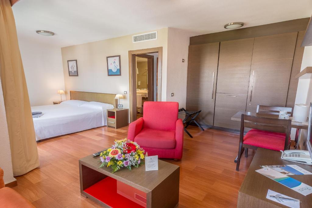 Postel nebo postele na pokoji v ubytování Hotel LIVVO Corralejo Beach