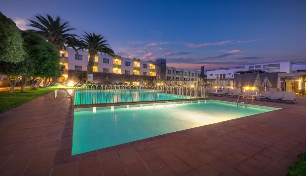 Bazén v ubytování Hotel LIVVO Corralejo Beach nebo v jeho okolí