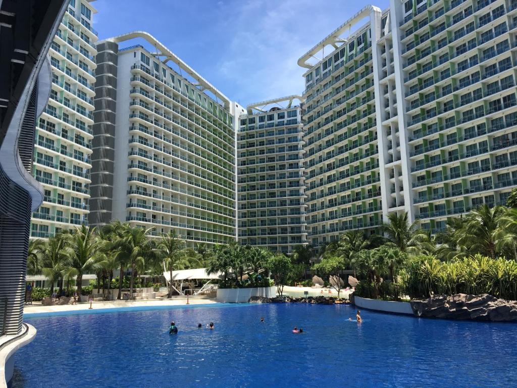 Cozy 1BR w/ Balcony at AZURE