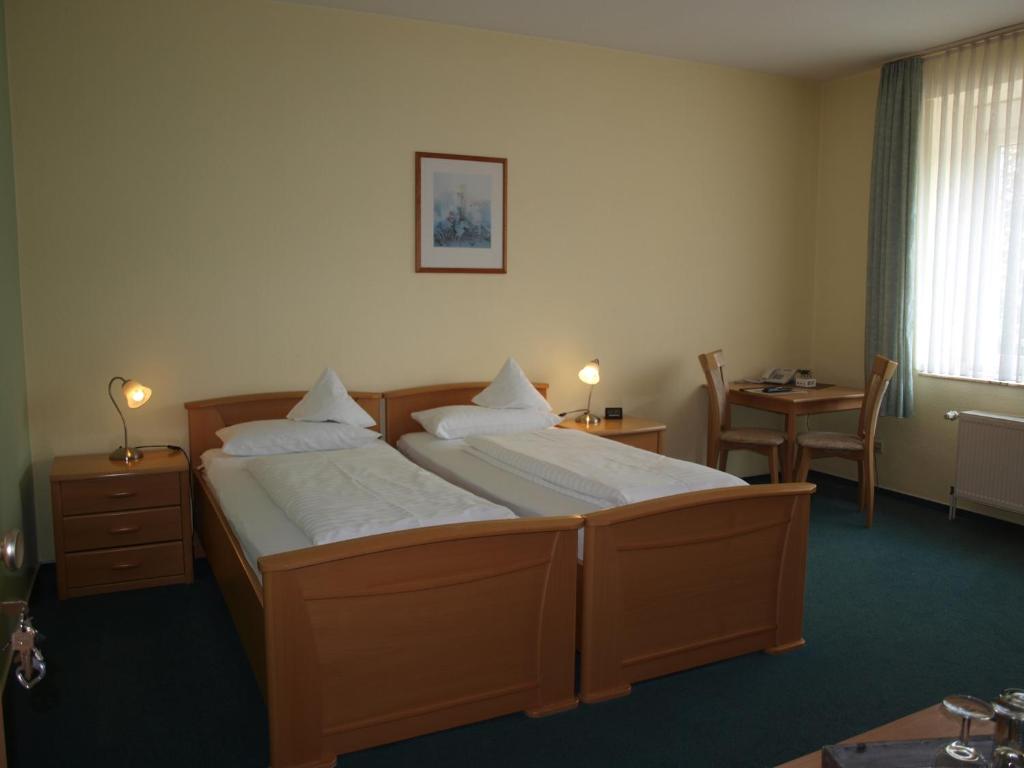 A bed or beds in a room at Hotel Societät