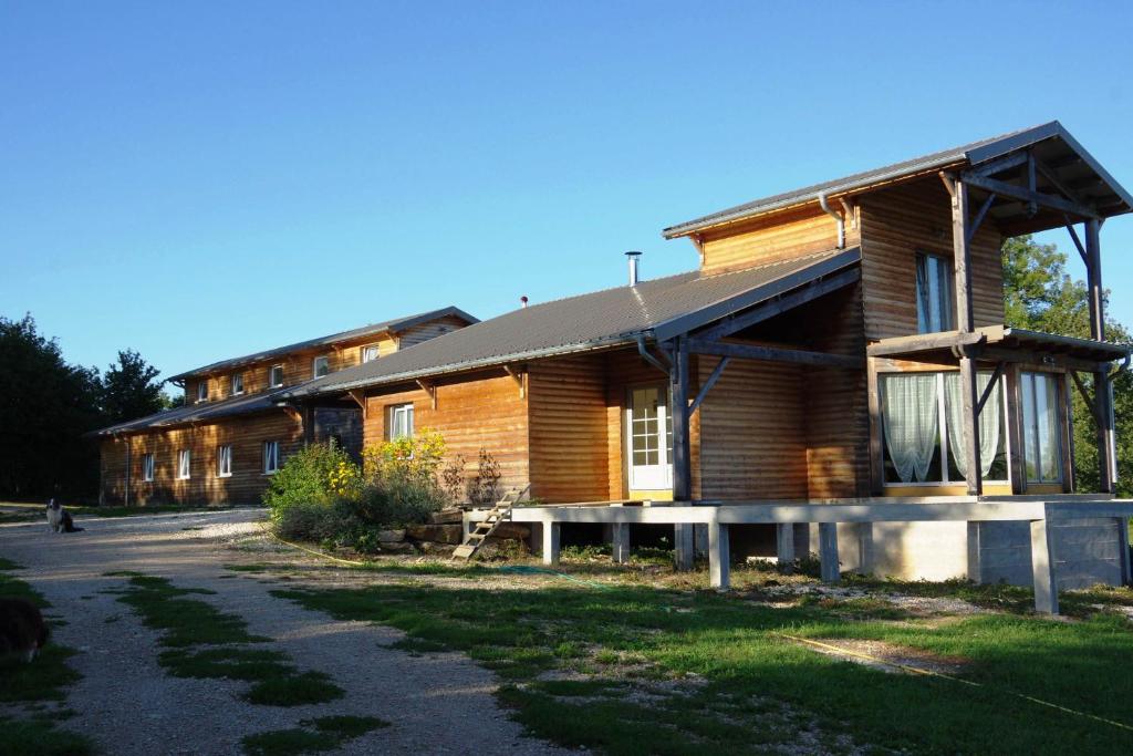 a wooden house with a pathway in front of it at Redspring Chambres d'Hôtes in Coligny