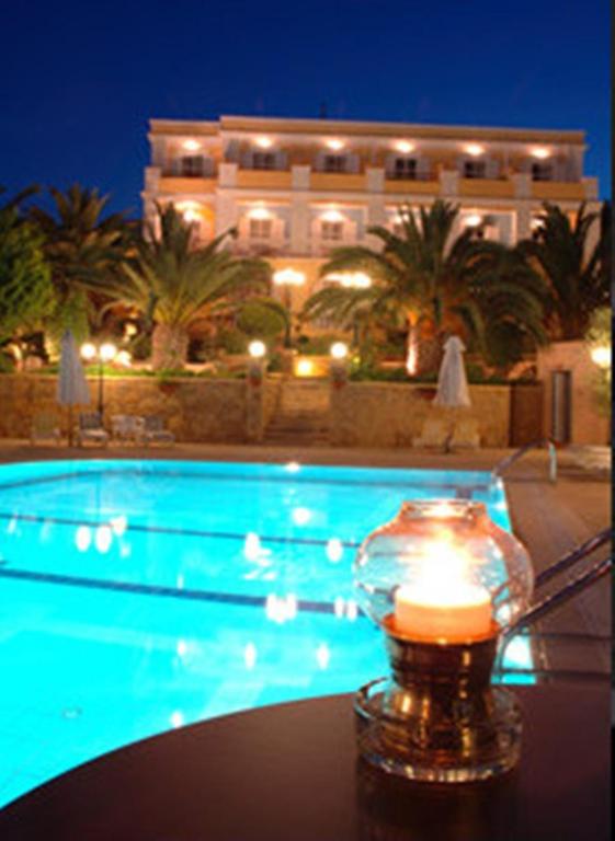 Bazén v ubytování Crithoni's Paradise Hotel nebo v jeho okolí
