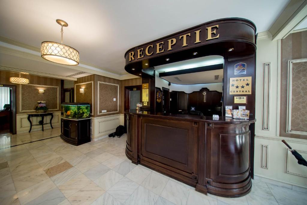 un vestíbulo de hotel con una señal de arecipitate y una pecera en Best Western Central Hotel, en Arad