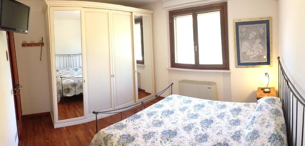 A bed or beds in a room at Villetta con giardino e parcheggio coperto