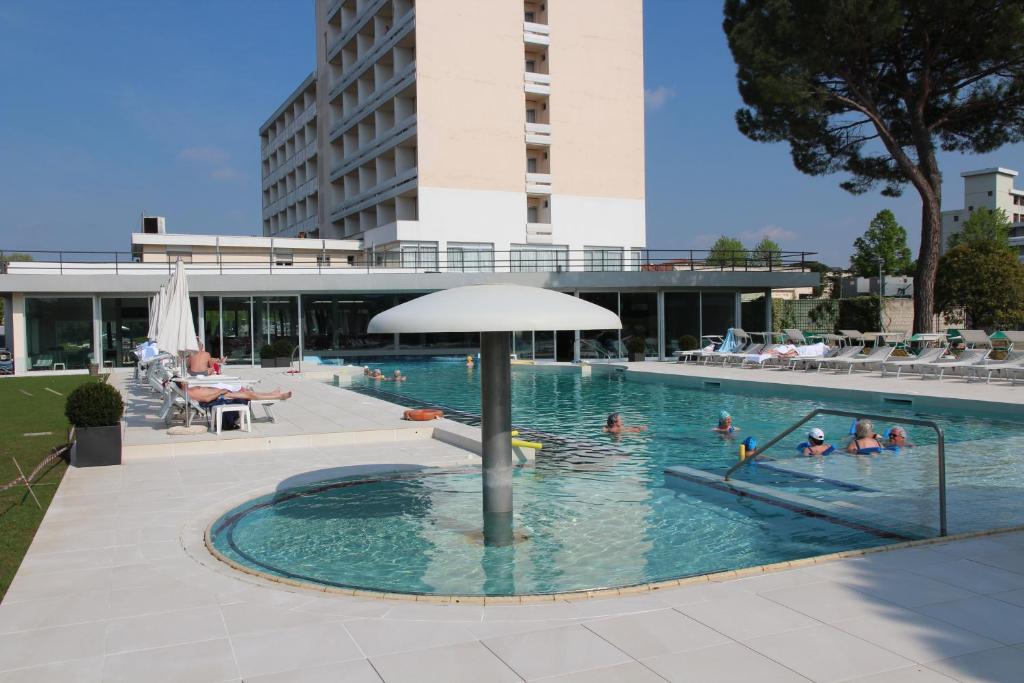 Bazén v ubytování Hotel Smeraldo nebo v jeho okolí