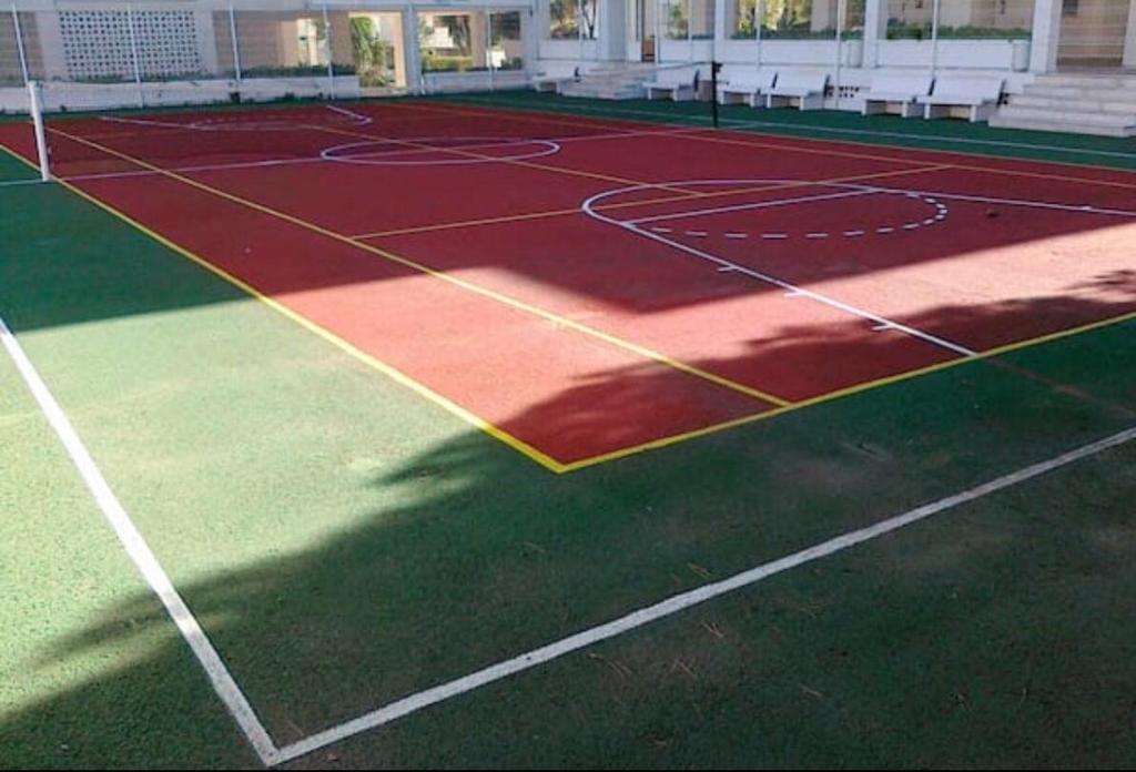 Tenis alebo squash v ubytovaní Carihuela Beach Pool Garage Wifi alebo jeho okolí