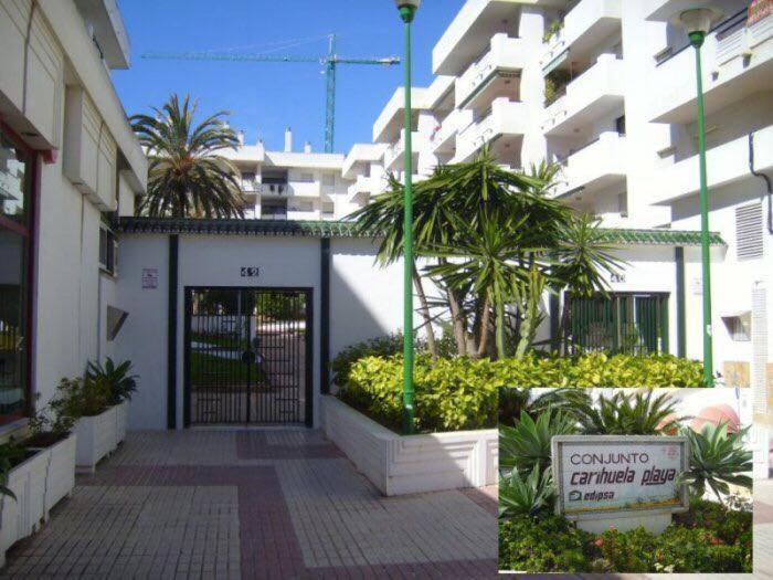 um edifício com um portão em frente a um edifício em Carihuela Beach Pool Garage Wifi em Torremolinos