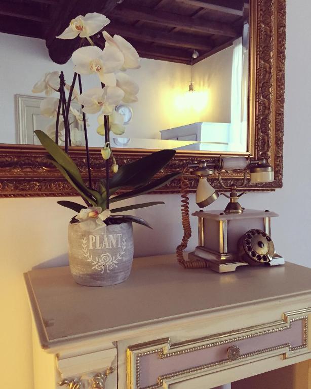 Zdjęcie z galerii obiektu Historic Center - Elegant Apartment with Charming Antiques - Raffaello Inn w Rzymie