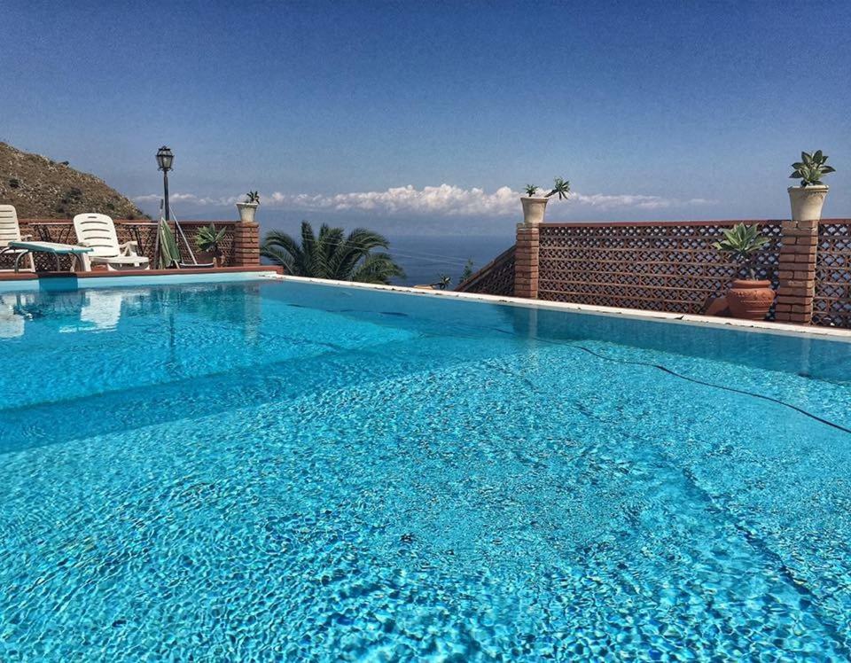 una gran piscina de agua azul en Villa Branco en Taormina
