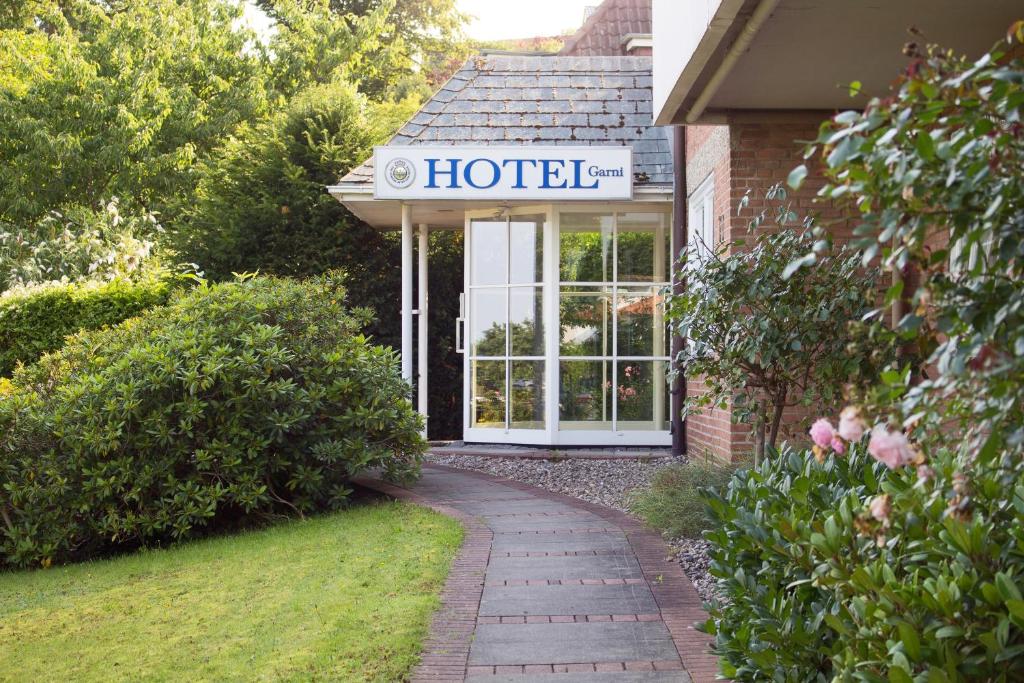 un panneau d'hôtel devant un bâtiment dans l'établissement Hotel Seeblick Garni, à Plön