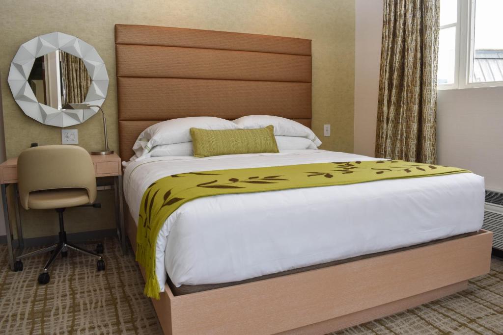 Postel nebo postele na pokoji v ubytování The Fredonia Hotel