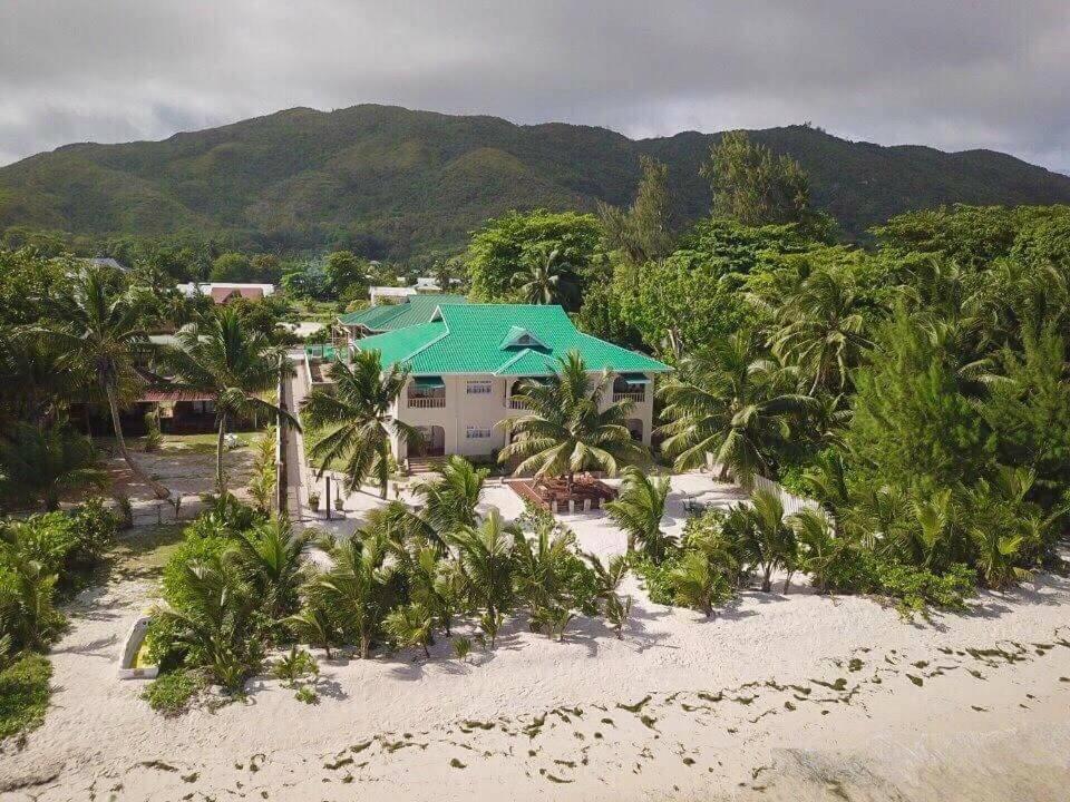 z góry widok na dom z zielonym dachem w obiekcie Seashell Beach Villa w mieście Grand'Anse Praslin
