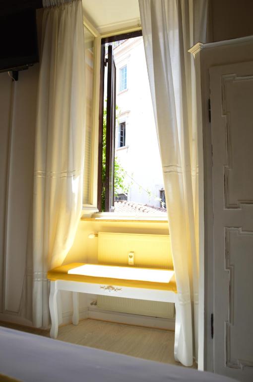 Zdjęcie z galerii obiektu Historic Center - Elegant Apartment with Charming Antiques - Raffaello Inn w Rzymie