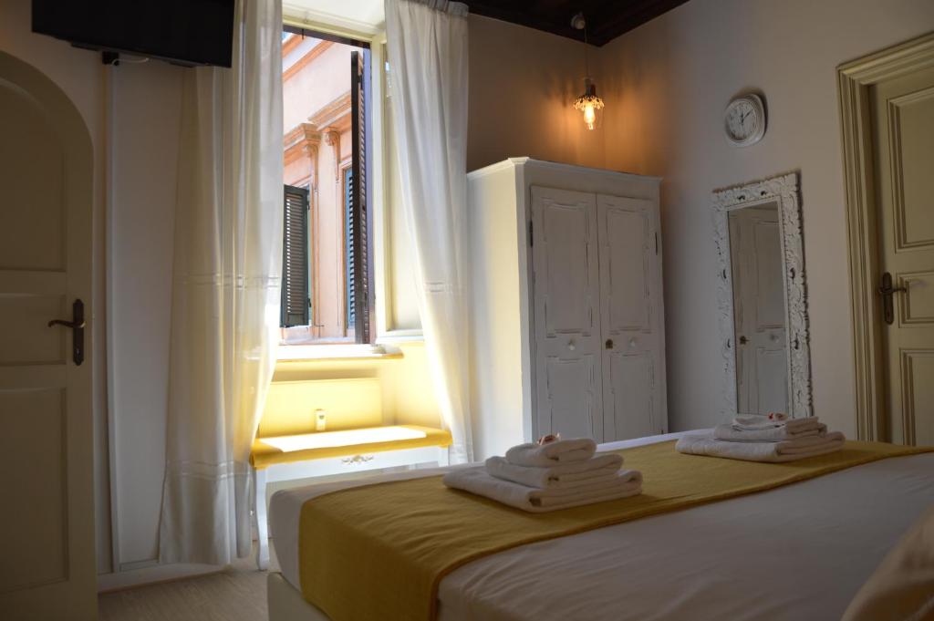 Zdjęcie z galerii obiektu Historic Center - Elegant Apartment with Charming Antiques - Raffaello Inn w Rzymie