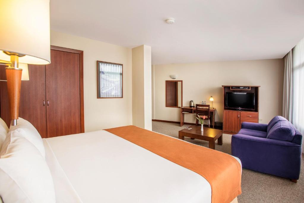 TV a/nebo společenská místnost v ubytování Hotel Quito