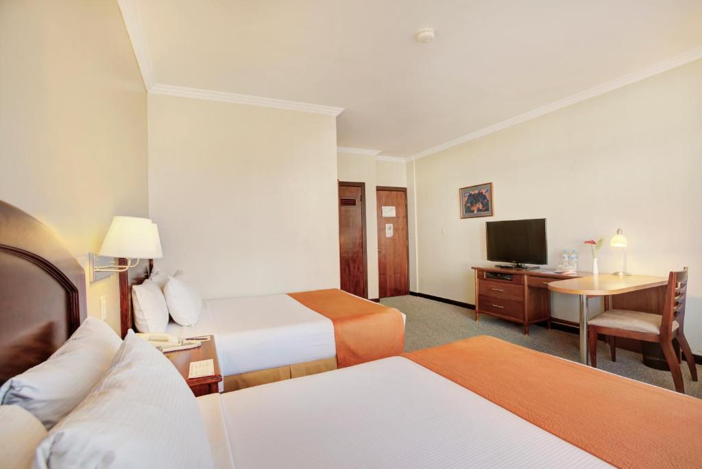 TV a/nebo společenská místnost v ubytování Hotel Quito