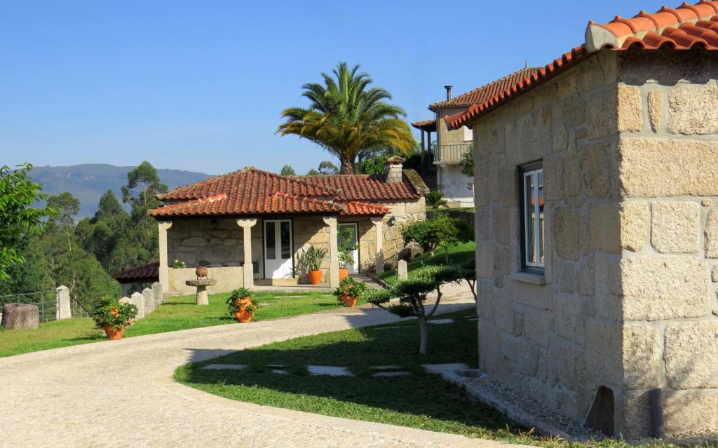 蓬蒂達巴爾卡的住宿－Quinta do Coto Moinho，棕榈树和车道的房子