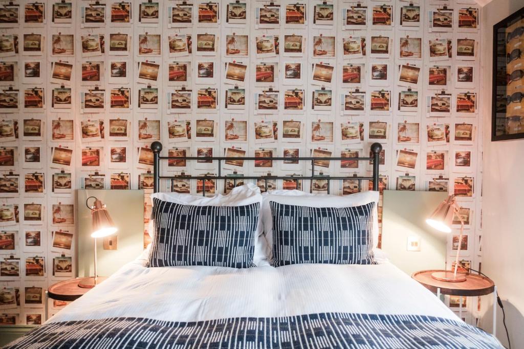 um quarto com uma cama e uma parede de fotografias em The Pilot Inn em Londres