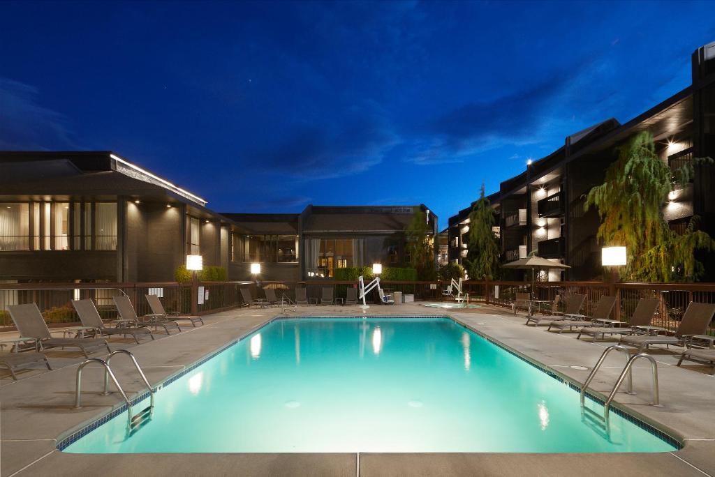 Bazén v ubytování Red Lion Hotel Wenatchee City Center nebo v jeho okolí