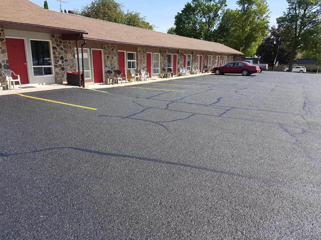 an empty parking lot in front of a building at Westport Station Motel in Westport