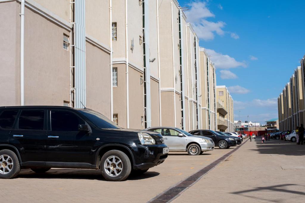 uma SUV preta estacionada ao lado de uma rua da cidade em Outlink Skyline Minutes to JKIA airport em Nairobi