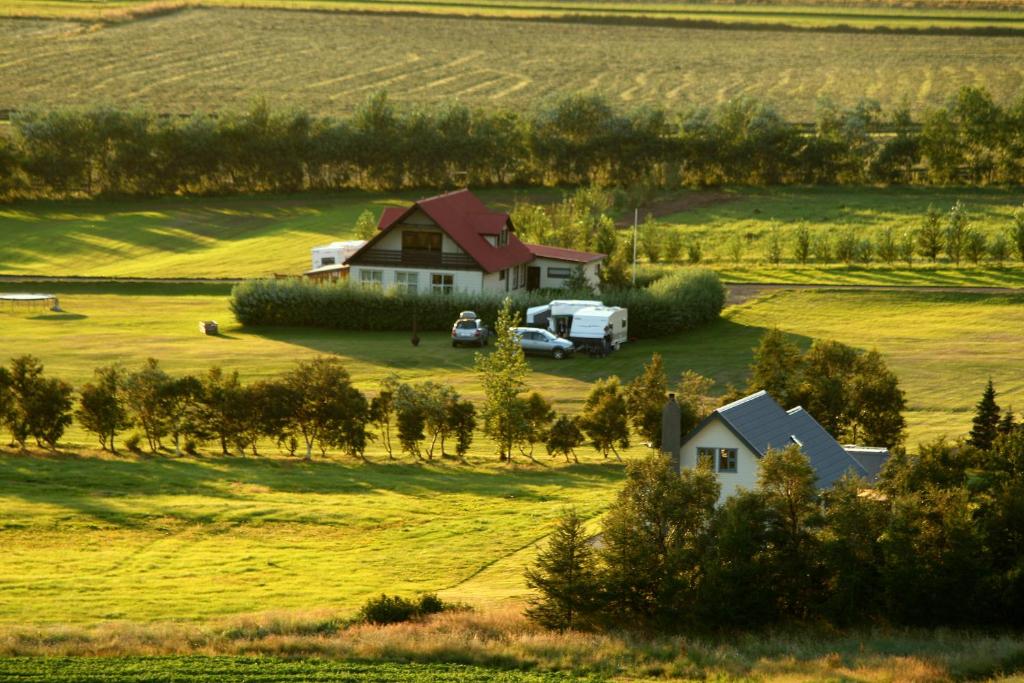 una casa y un camión estacionados en un campo en Artun Guesthouse en Artun