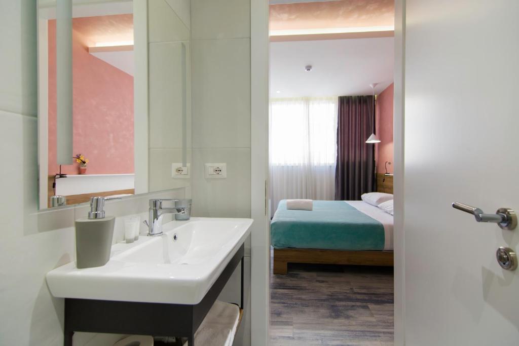 Postel nebo postele na pokoji v ubytování Urban Rooms