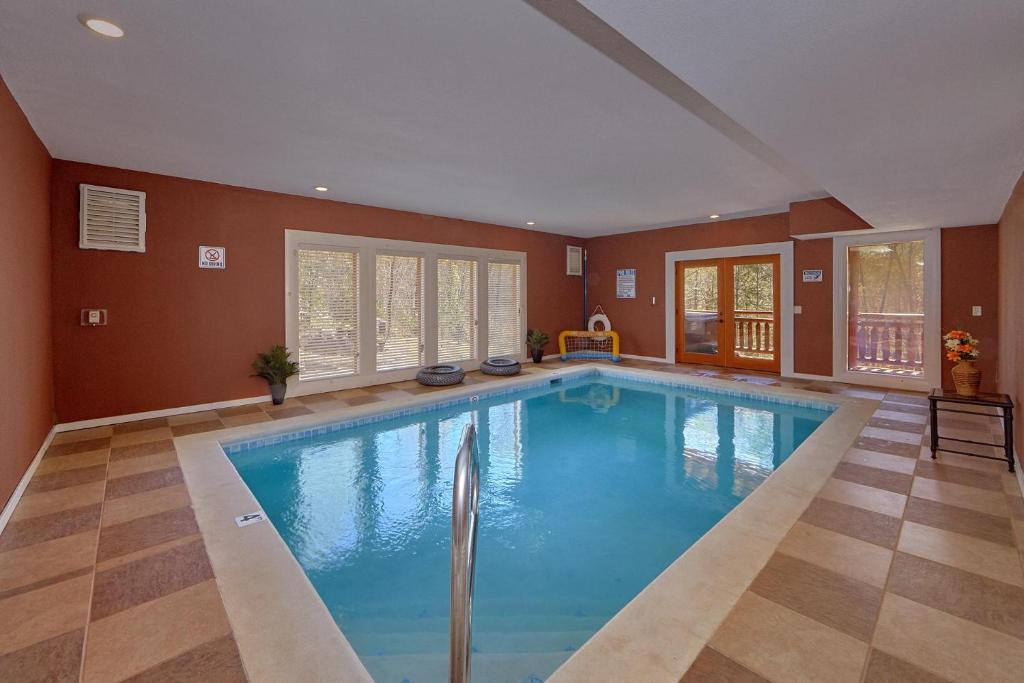 een groot binnenzwembad in een huis bij Sweet Tranquility Pool Lodge in Cosby