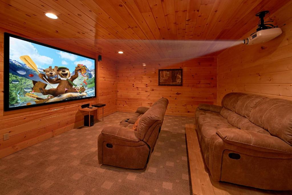 sala de estar con sofá y TV de pantalla plana en Natural Attractions, en Gatlinburg