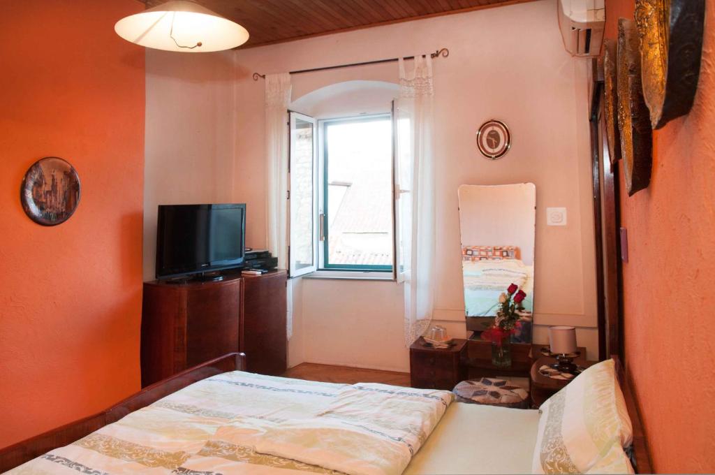 TV a/nebo společenská místnost v ubytování Buga And Tuga Rooms