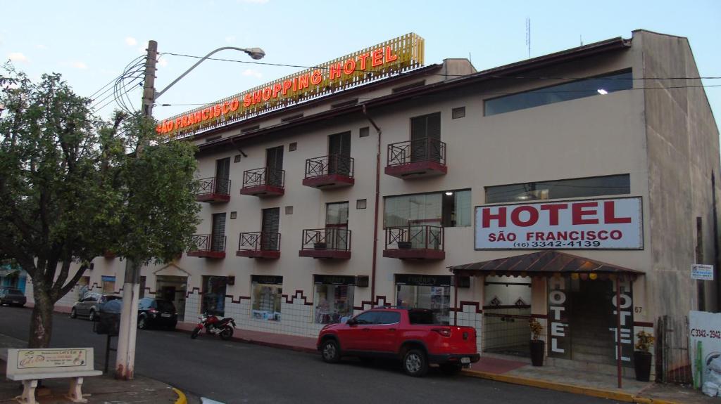 a red truck parked in front of a hotel at Hotel São Francsico de Ibitinga in Ibitinga