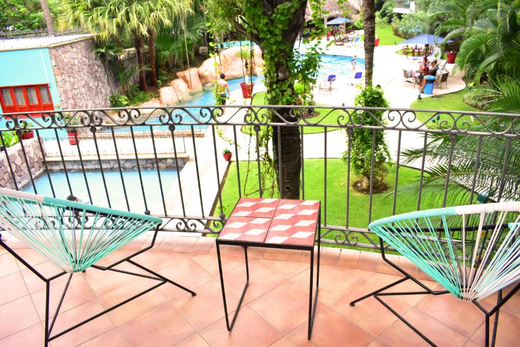 Bazén v ubytování Hotel Casa Iguana Mismaloya nebo v jeho okolí