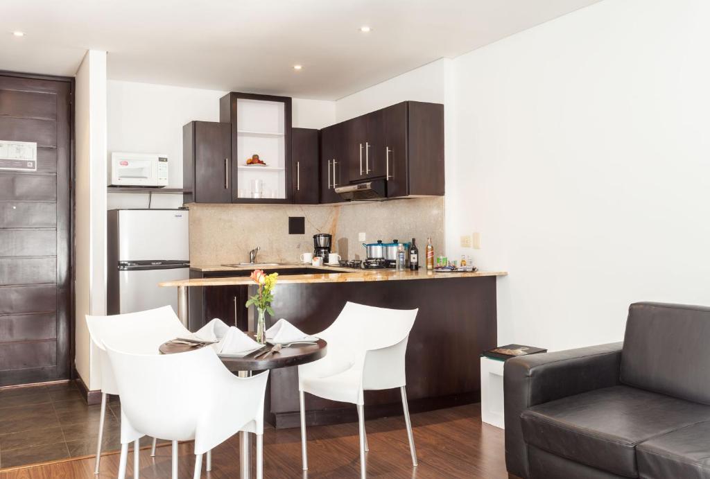 Kuchyň nebo kuchyňský kout v ubytování Hotel 104 Art Suites