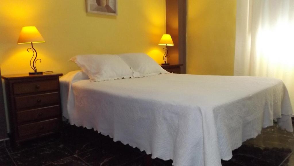 サンタ・クルス・デ・ラ・パルマにあるEl Puente 31のベッドルーム1室(白いベッド1台、枕2つ付)