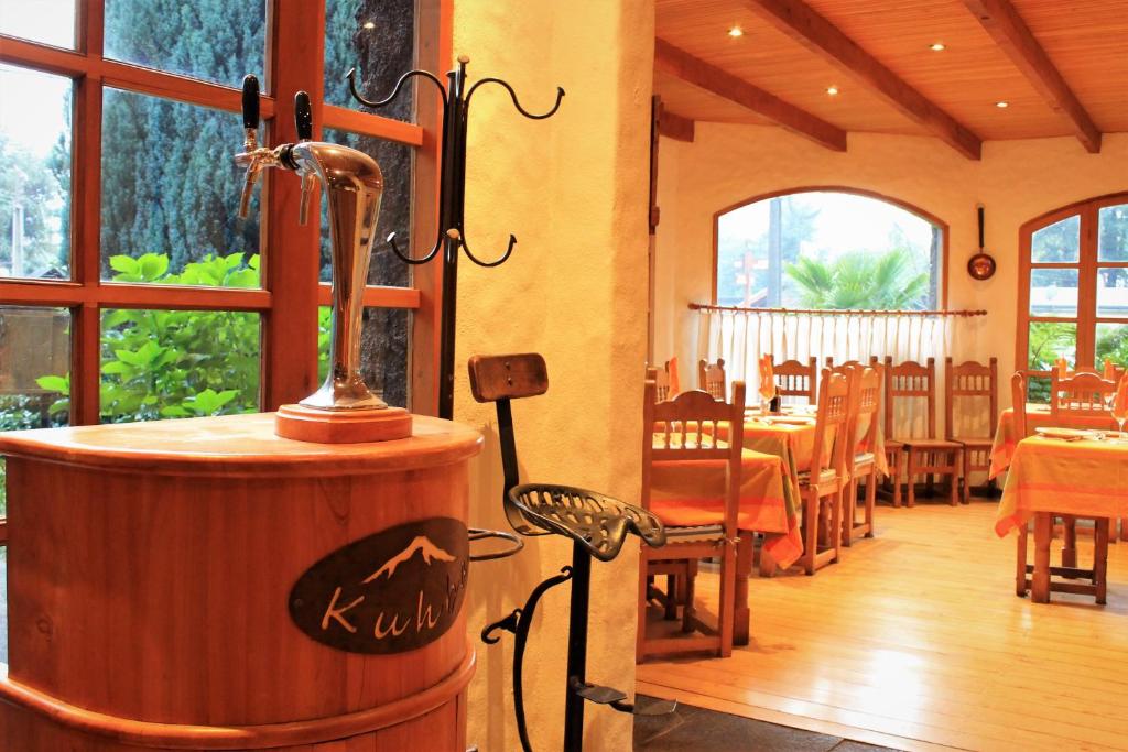 Um restaurante ou outro lugar para comer em Hotel Malalhue