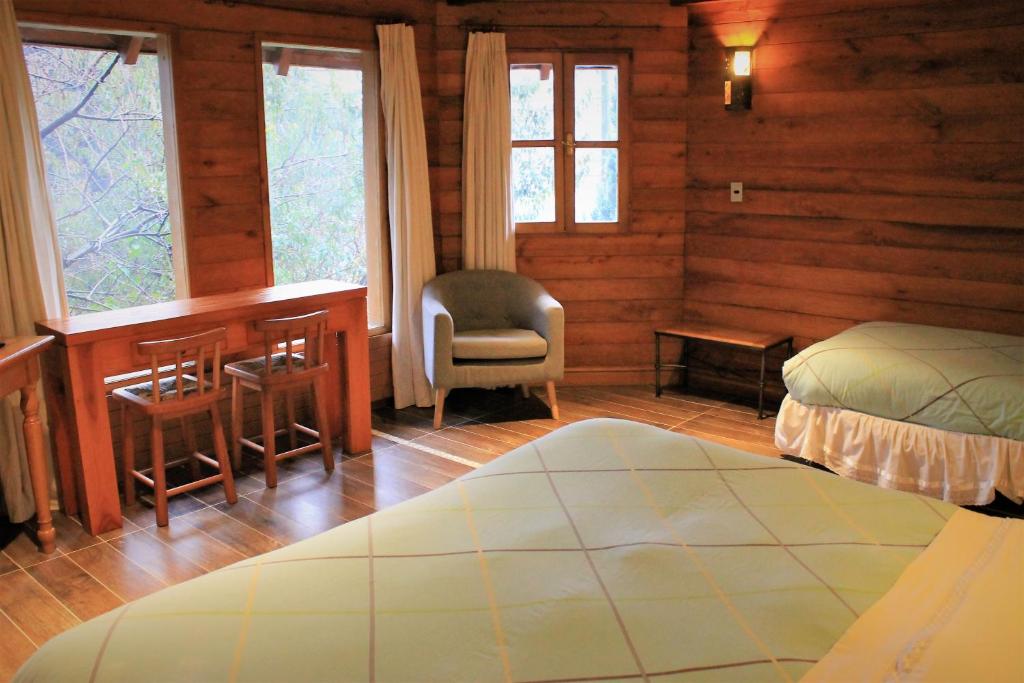 Uma cama ou camas num quarto em Hotel Malalhue
