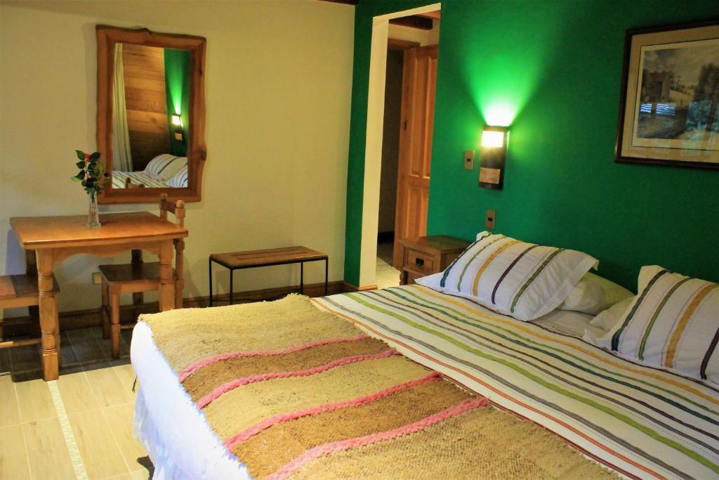 Uma cama ou camas num quarto em Hotel Malalhue