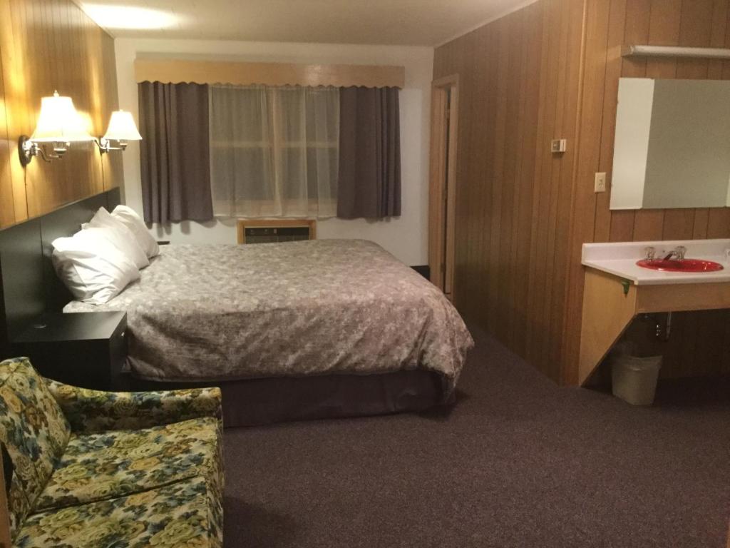 Postel nebo postele na pokoji v ubytování Cedars Motel