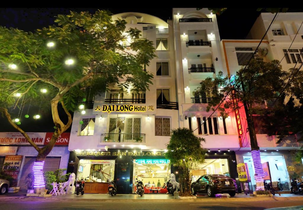 un bâtiment avec un magasin devant lui la nuit dans l'établissement Dai Long Hotel, à Đà Nẵng