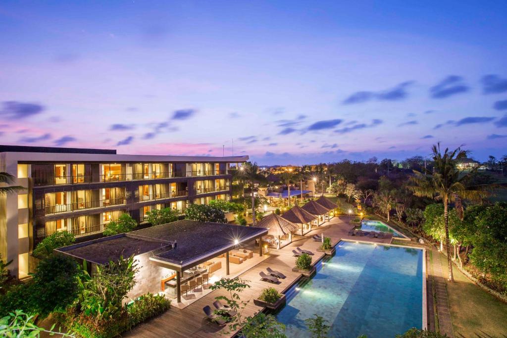 eine Luftansicht eines Hotels mit Pool in der Unterkunft Le Grande Bali in Uluwatu